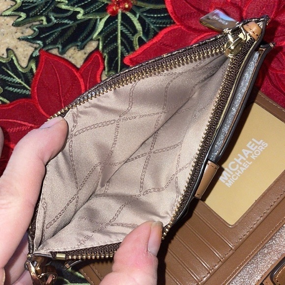 Brand New Michael Kors Phone Case Wristlet Zip Pockets Wallet Brown Gold Stars - Picture 14 of 15